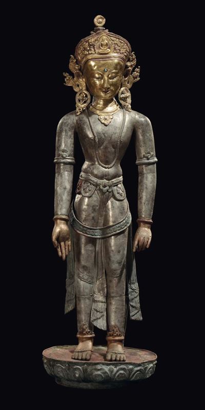 Scultura in Rame Repussè Dorato e Argentato Raffigurante Padmapani su Base a Forma di Fiore di Lo...