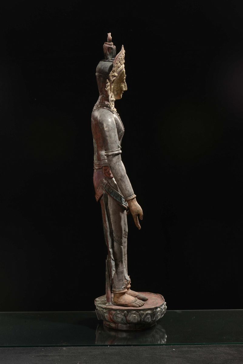 Scultura in Rame Repussè Dorato e Argentato Raffigurante Padmapani su Base a Forma di Fiore di Lo...