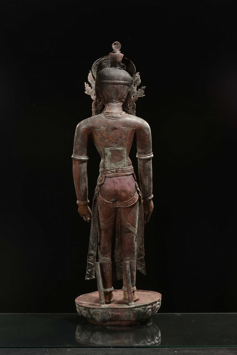 Scultura in Rame Repussè Dorato e Argentato Raffigurante Padmapani su Base a Forma di Fiore di Lo...