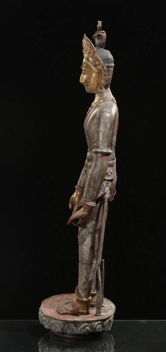 Scultura in Rame Repussè Dorato e Argentato Raffigurante Padmapani su Base a Forma di Fiore di Lo...