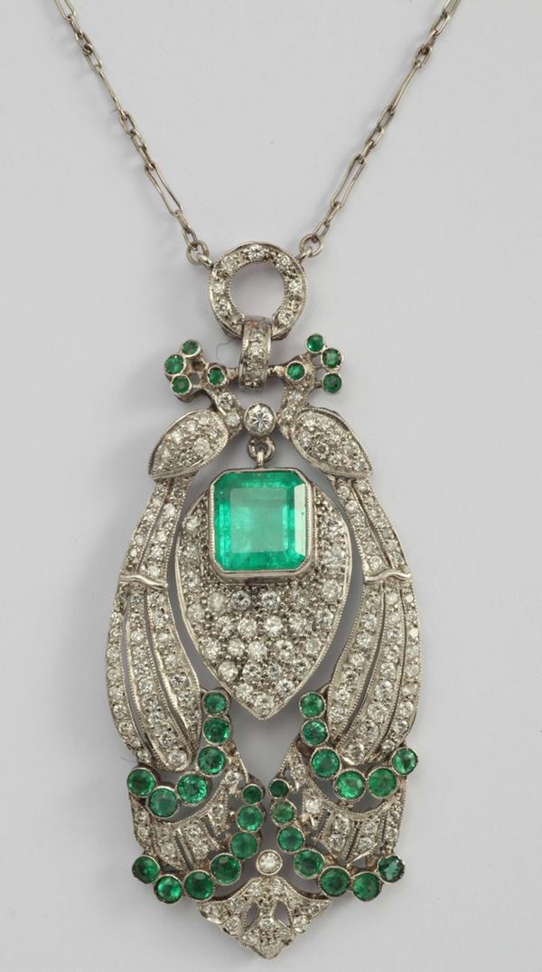 Girocollo in stile raffigurante due pavoni con smeraldi e diamanti