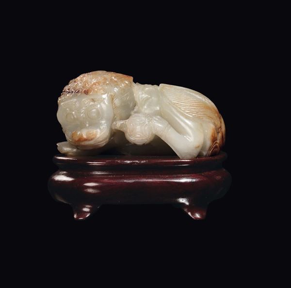 Leone in giada bianca Celadon con russet, Cina, Dinastia Qing, epoca Kangxi (1662-1722)