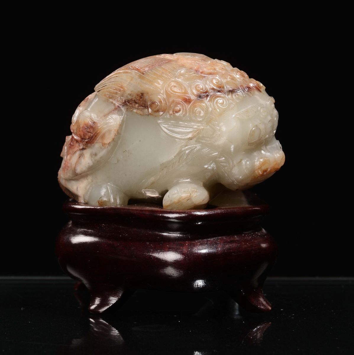 Leone in Giada Bianca con Russet, Cina, Dinastia Qing, Epoca Kangxi (1662-1722)