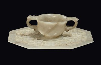 Piattino Mogul in Giada Celadon Finemente Inciso con Coppetta, Cina, Dinastia Qing, Epoca Qianlon...