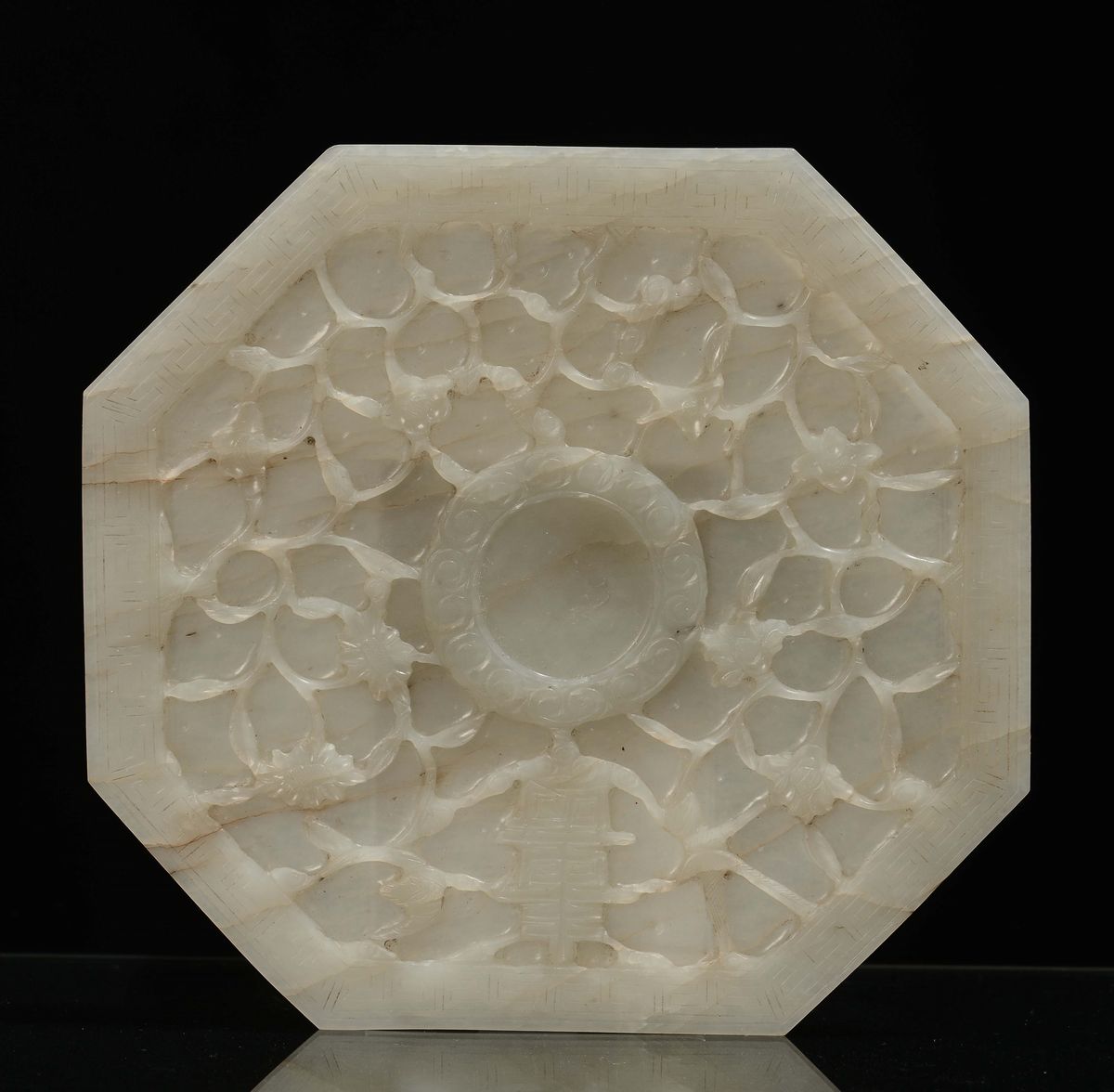 Piattino Mogul in Giada Celadon Finemente Inciso con Coppetta, Cina, Dinastia Qing, Epoca Qianlon...