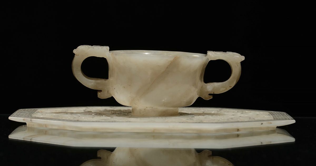 Piattino Mogul in Giada Celadon Finemente Inciso con Coppetta, Cina, Dinastia Qing, Epoca Qianlon...