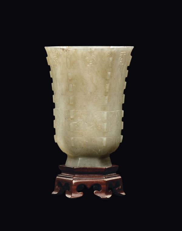 Bicchiere in giada Celadon con motivo arcaico grecale a rilievo, Cina, Dinastia Qing, epoca Qianlong (1736-1795)