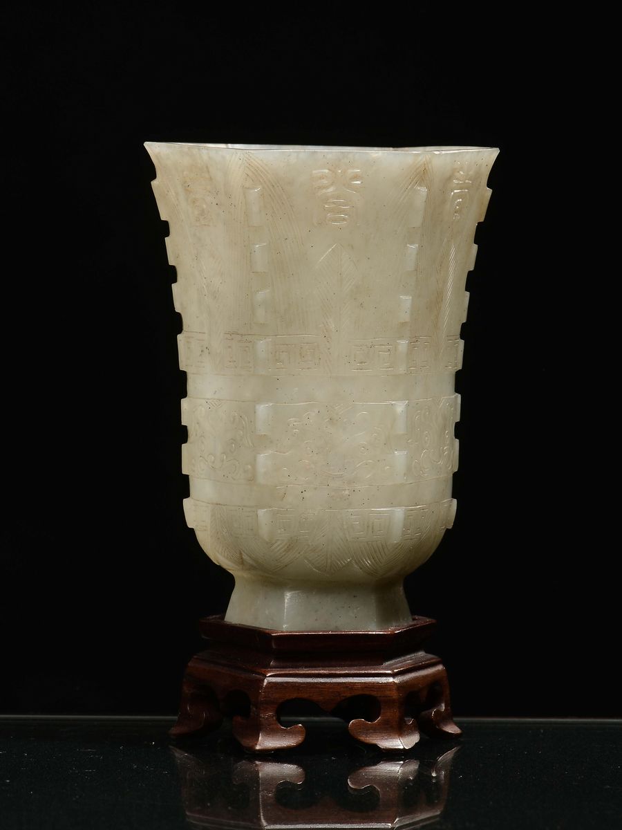 Bicchiere in Giada Celadon a Motivi Arcaici, Cina, Dinastia Qing, Epoca Qianlong (1736-1796)