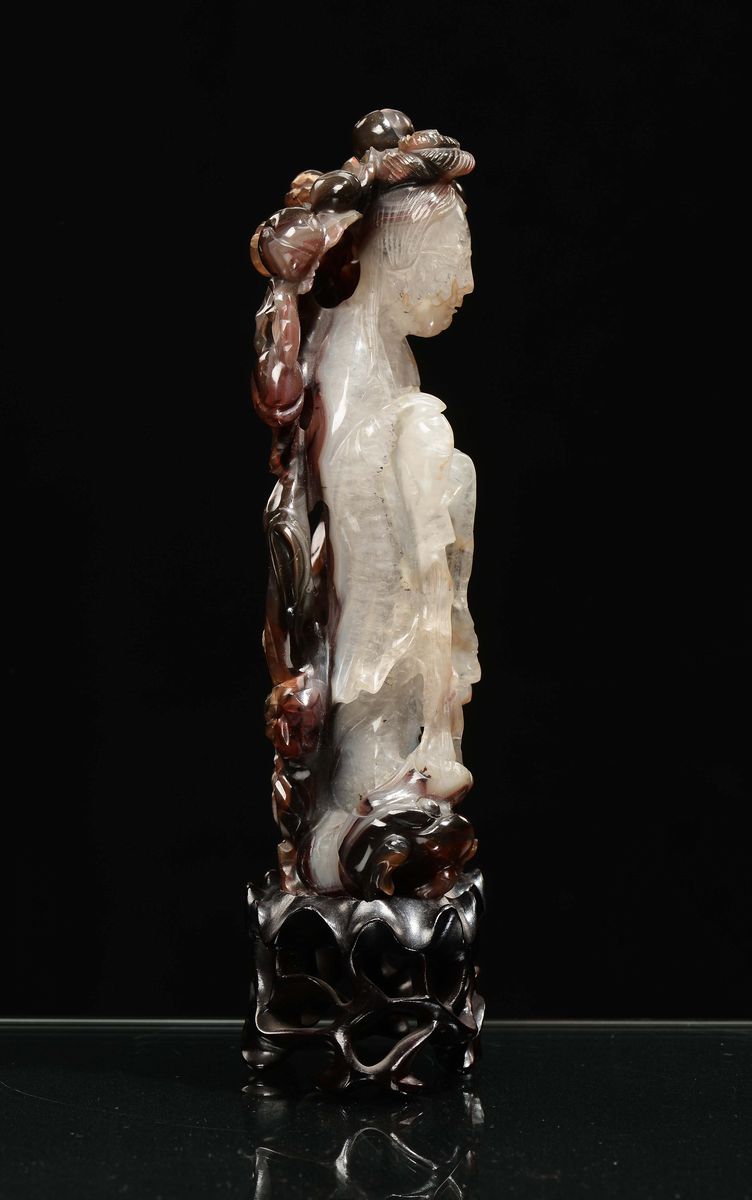 Scultura in Agata Bianca e Marrone Raffigurante Guanyin, Cina, Repubblica, XX Secolo