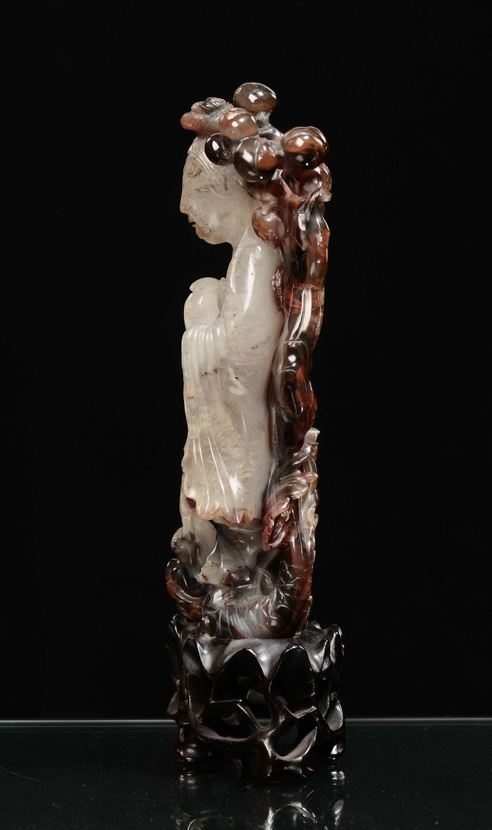 Scultura in Agata Bianca e Marrone Raffigurante Guanyin, Cina, Repubblica, XX Secolo