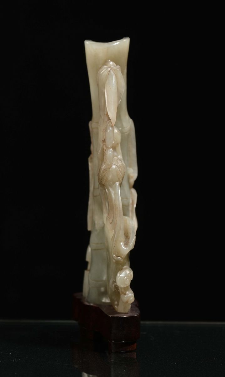 Vasetto in Giada Celadon con Bamboo, Fiori e Uccello, Cina, Dinastia Ming, XVII Secolo