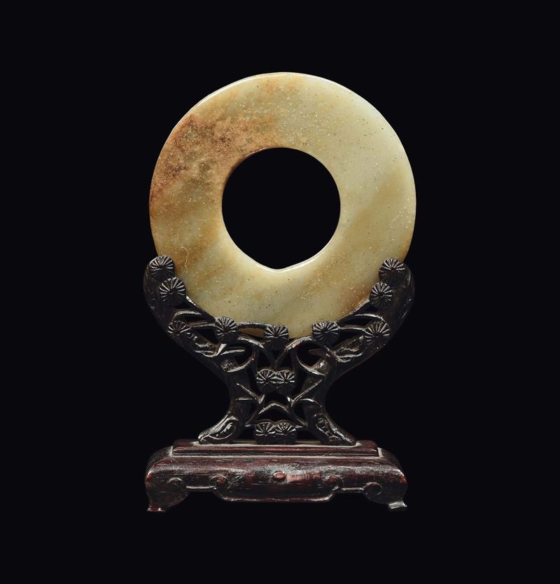 A yellow and russet jade Pi, China, Song Dynasty, 12th/13th century  - Auction Fine Chinese Works of Art - II - Cambi Casa d'Aste