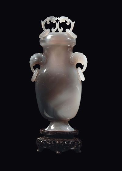 Vaso in Agata con Coperchio Ad Anelli e Anse a Guisa di Testa di Elefante, Cina, Repubblica, XX S...