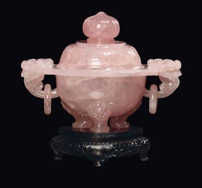 Incensiere Tripode con Coperchio e Manici in Quarzo Rosa, Cina, Repubblica, XX Secolo