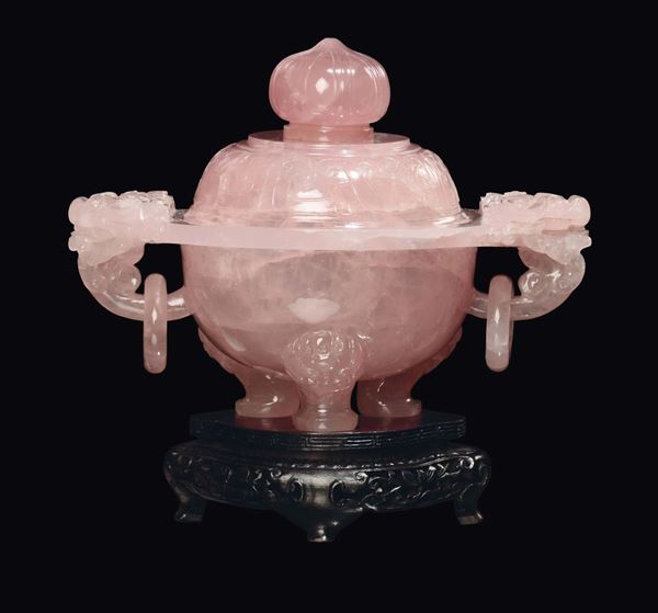 Incensiere tripode con coperchio e manici in quarzo rosa, Cina, Repubblica, XX secolo