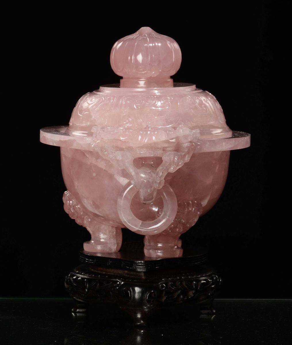 Incensiere Tripode con Coperchio e Manici in Quarzo Rosa, Cina, Repubblica, XX Secolo