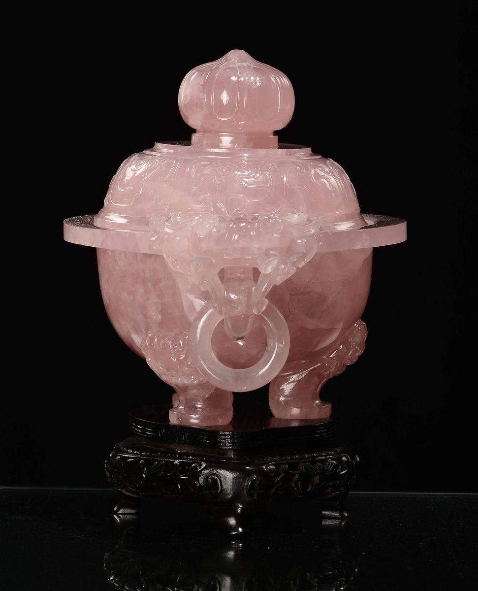 Incensiere Tripode con Coperchio e Manici in Quarzo Rosa, Cina, Repubblica, XX Secolo