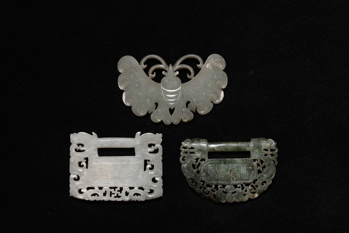 Farfalla in Giada Celadon e Due Fibbie una Spinacio e una Celadon, Cina, Dinastia Qing, XIX Secol...