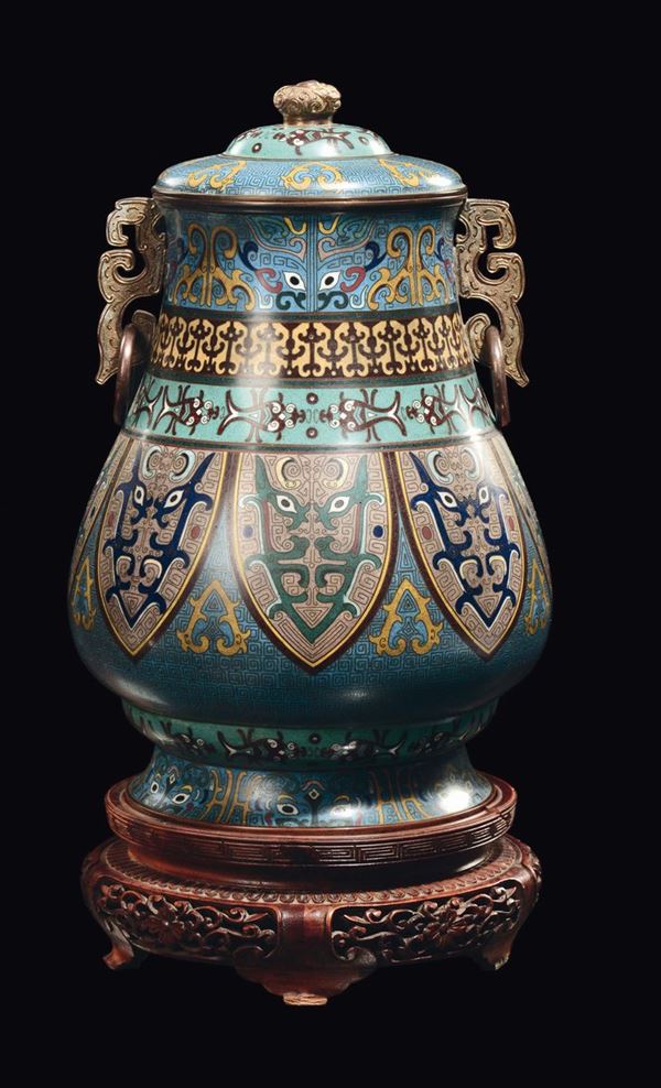 Vaso cloisonnè con coperchio e doppia ansa a decoro arcaico, Cina, Dinastia Qing, XIX secolo
