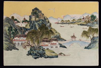 Coppia di Placche in Porcellana a Fondo Giallo Raffiguranti Paesaggio con Villaggi, Cina, Dinasti...