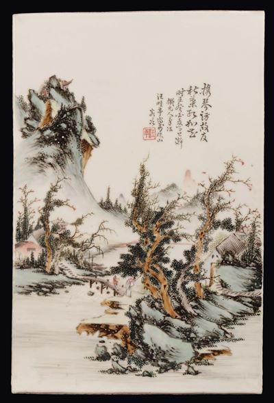Placca in Porcellana a Fondo Bianco con Paesaggio e Scritte, Cina, Inizio XX Secolo