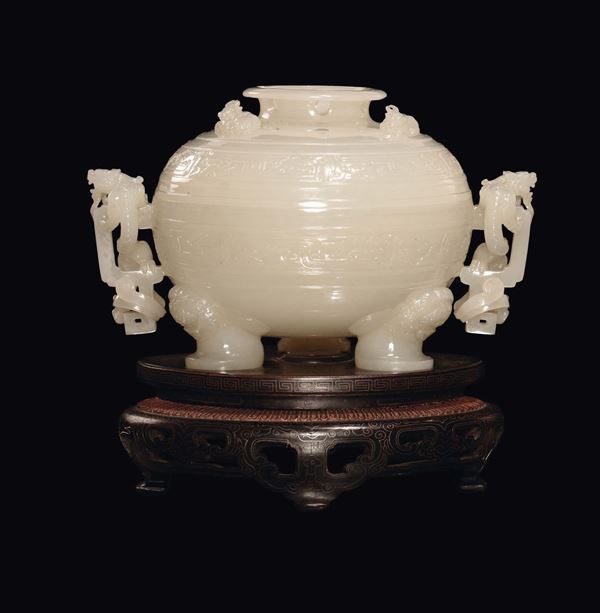 Rara coppa biansata in giada bianca con coperchio poggiante su tre piedi a cane di Pho, Cina, Dinastia  [..]