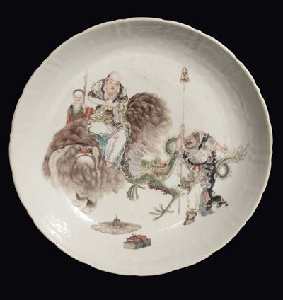 Grande Piatto in Porcellana Policroma con Tre Saggi e un Dragone, Cina, Dinastia Qing, Epoca Guan...