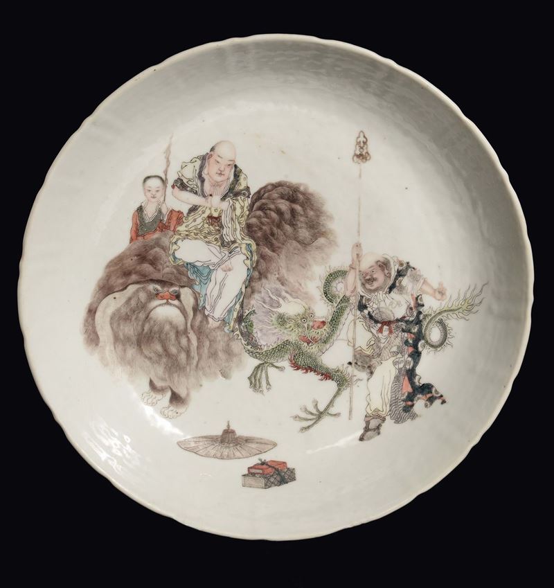 A polychrome porcelain dish with three wise men and a dragon, China, Qing Dynasty, Guangxu period (1875-1908)  - Auction Fine Chinese Works of Art - II - Cambi Casa d'Aste