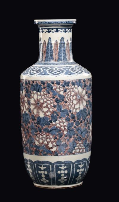 Vaso Ruleau in Porcellana Bianca e Blu con Decoro Floreale Rosso Ferro, Cina, Dinastia Qing, XIX ...