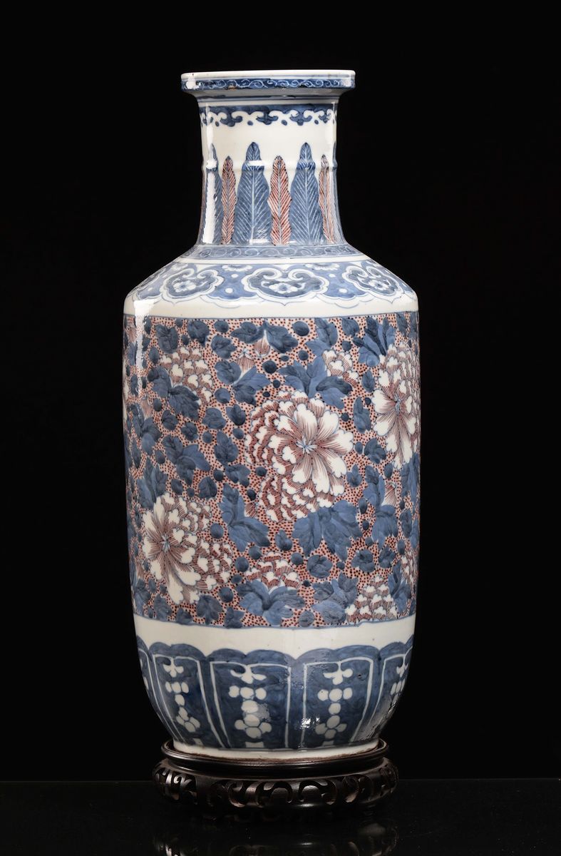 Vaso Ruleau in Porcellana Bianca e Blu con Decoro Floreale Rosso Ferro, Cina, Dinastia Qing, XIX ...