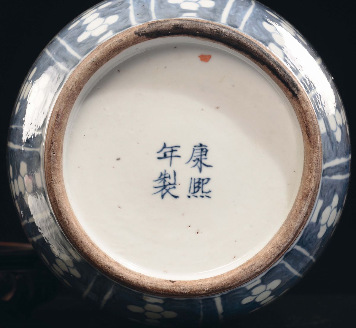Vaso Ruleau in Porcellana Bianca e Blu con Decoro Floreale Rosso Ferro, Cina, Dinastia Qing, XIX ...