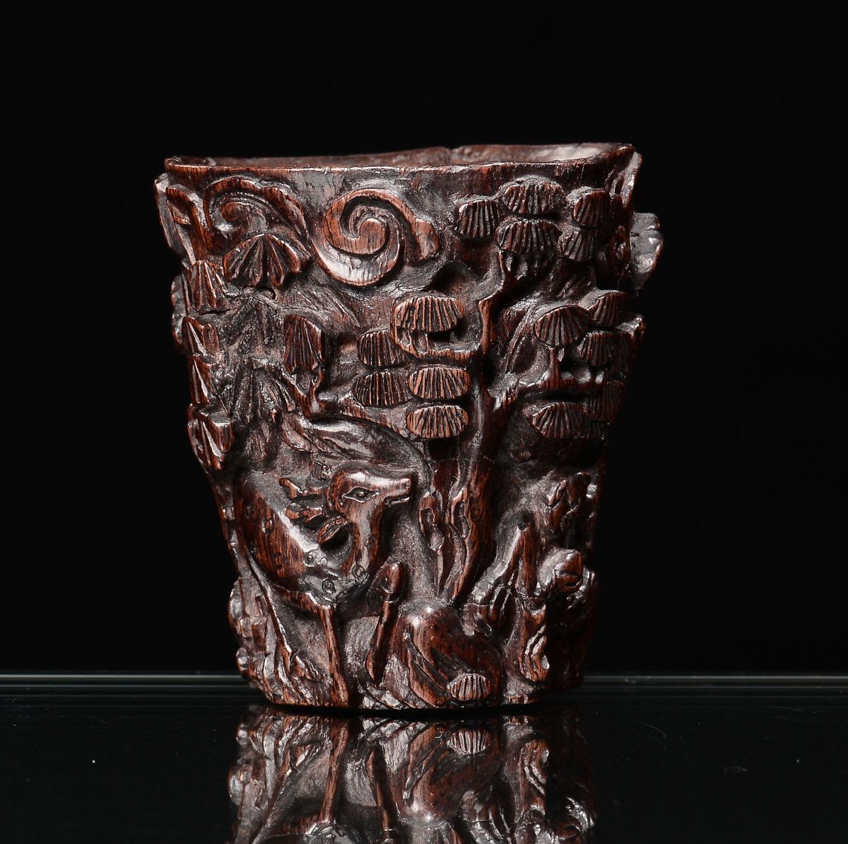 Bicchierino in Legno Scolpito con Personaggi e Animali, Cina, Dinastia Qing, XIX Secolo