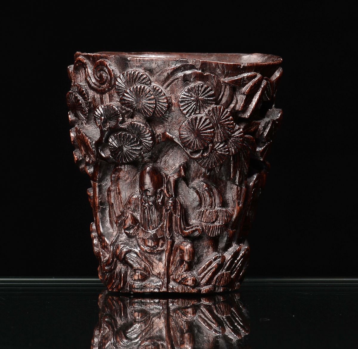 Bicchierino in Legno Scolpito con Personaggi e Animali, Cina, Dinastia Qing, XIX Secolo