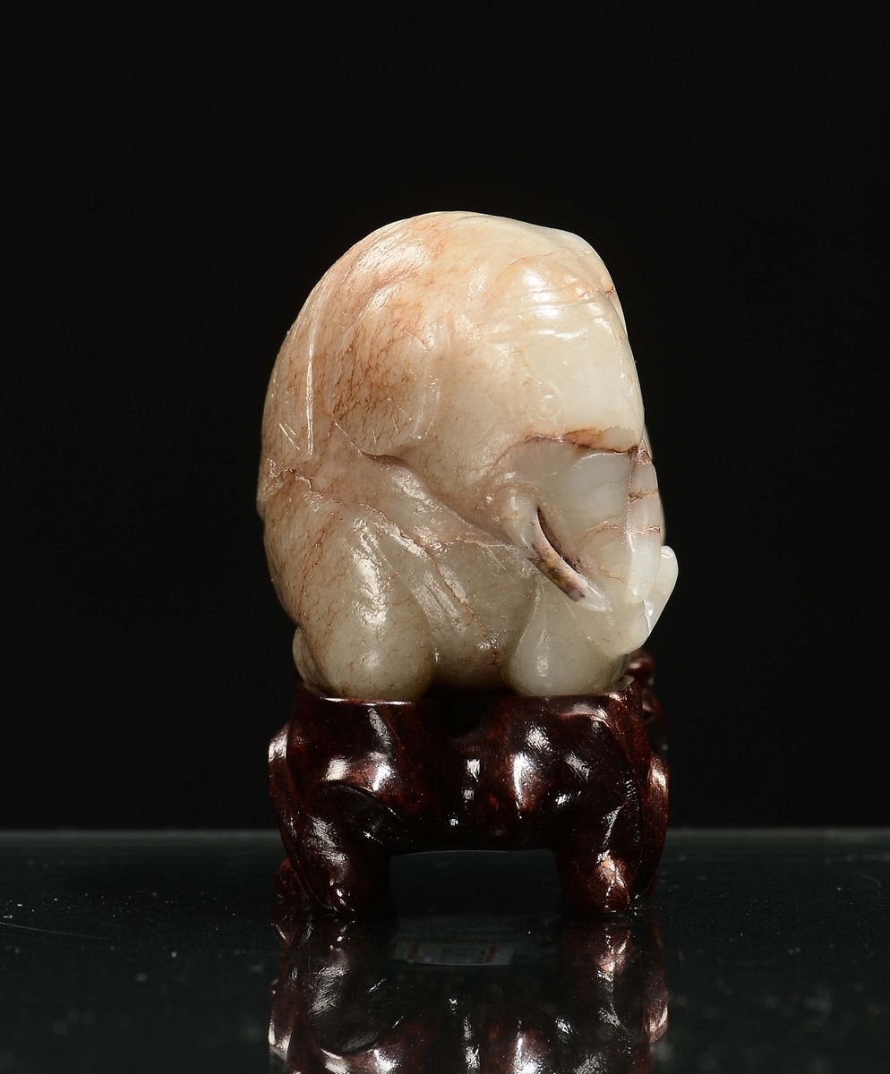 Elefante in Giada Celadon con Russet, Cina, Dinastia Qing, Epoca Qianlong (1736-1796)