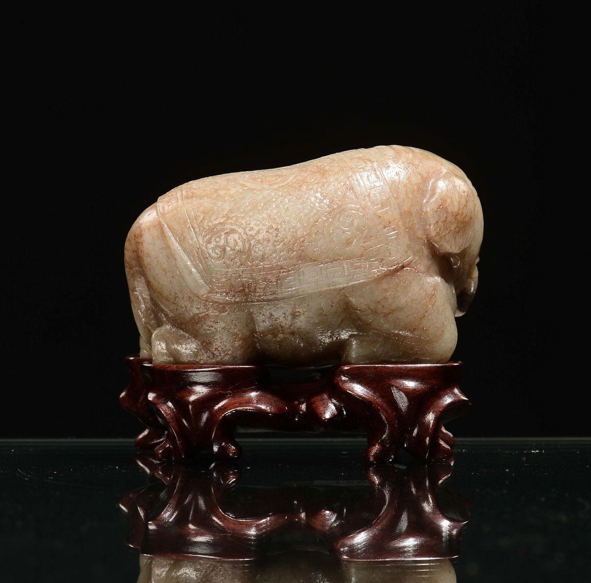 Elefante in Giada Celadon con Russet, Cina, Dinastia Qing, Epoca Qianlong (1736-1796)