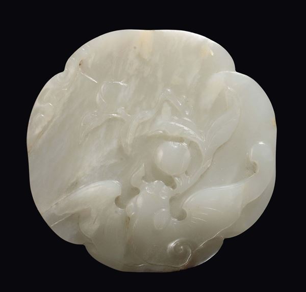 Placca in giada Celadon raffigurante pipistrello, Cina, Dinastia Qing, epoca Qianlong (1736-1795)