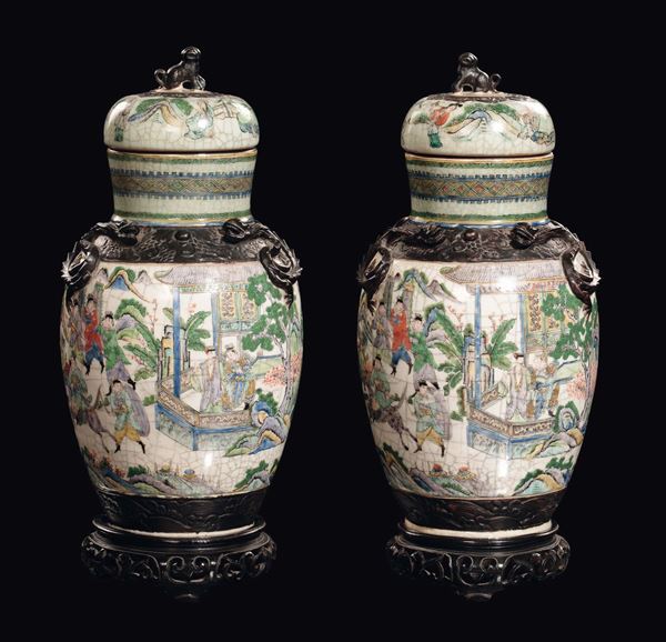 Coppia di vasi con coperchio in porcellana Famiglia Verde con rappresentazioni di scene di battaglia, Cina, Dinastia Qing, XIX secolo