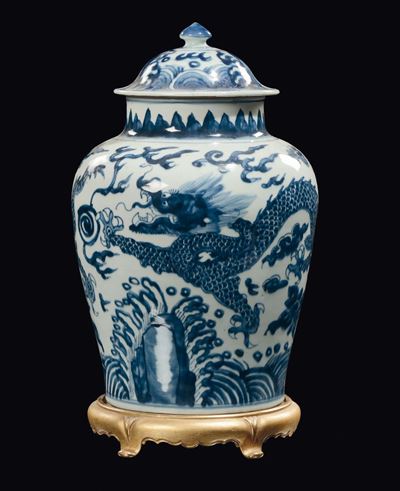 Vaso in Porcellana Bianca e Blu con Coperchio Raffigurante Dragoni, Cina, Dinastia Qing, Transizi...