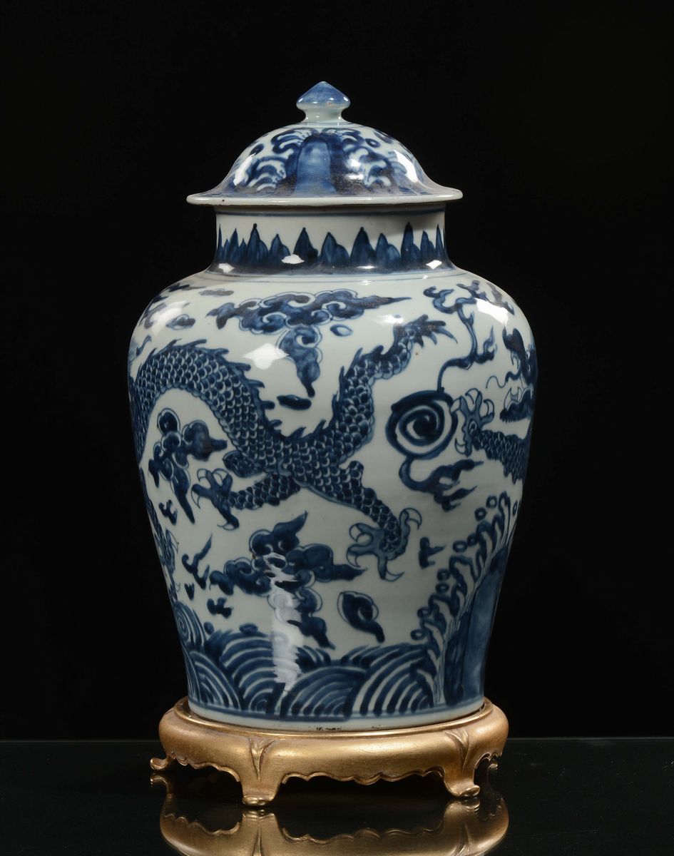 Vaso in Porcellana Bianca e Blu con Coperchio Raffigurante Dragoni, Cina, Dinastia Qing, Transizi...