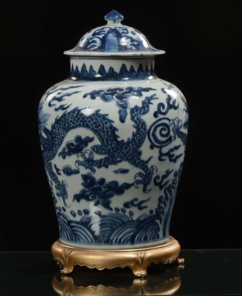 Vaso in Porcellana Bianca e Blu con Coperchio Raffigurante Dragoni, Cina, Dinastia Qing, Transizi...
