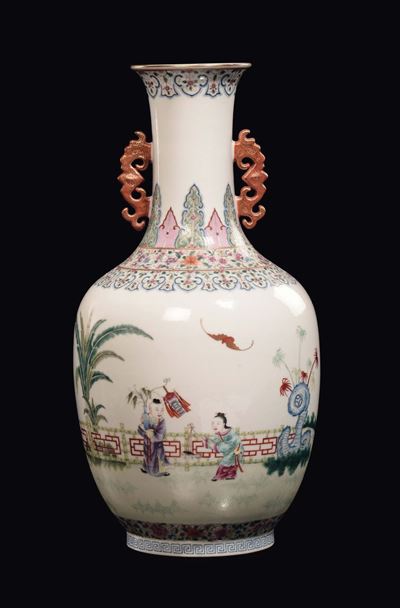 Vaso in Porcellana Policroma Raffigurante Scene di Vita Comune, Cina, Repubblica, XX Secolo