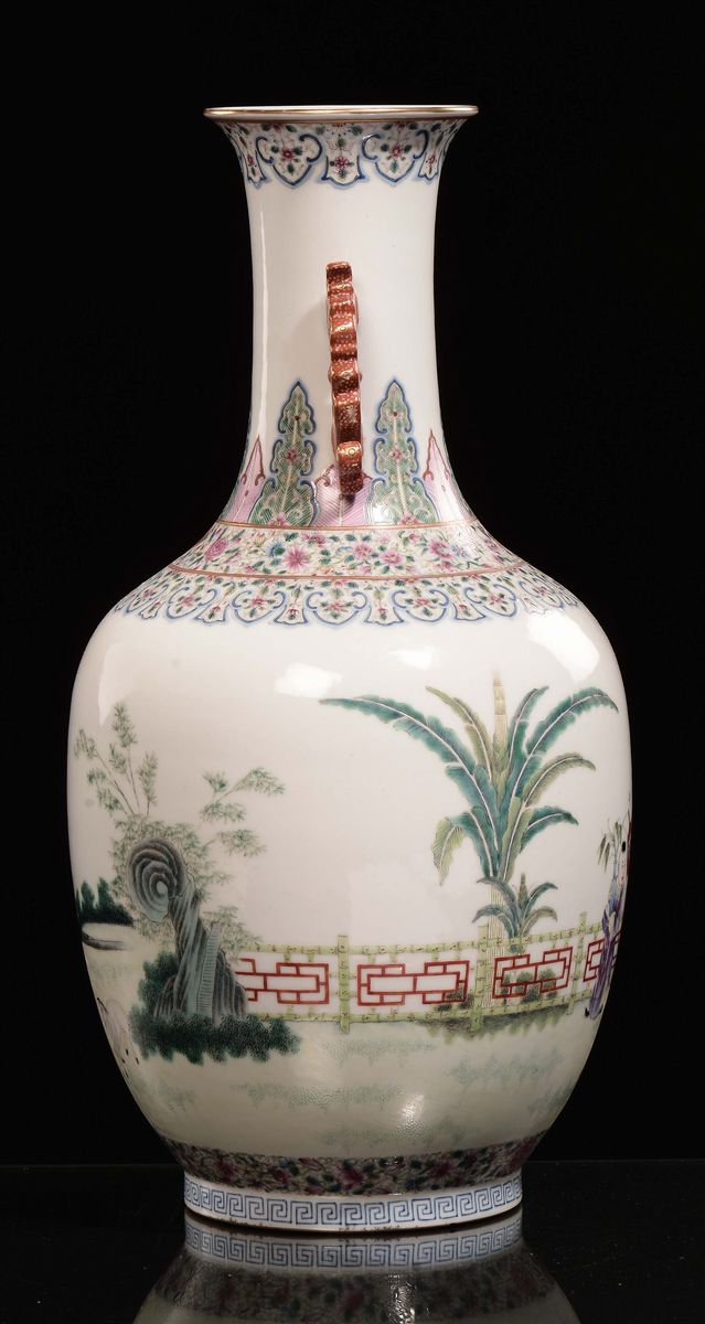 Vaso in Porcellana Policroma Raffigurante Scene di Vita Comune, Cina, Repubblica, XX Secolo