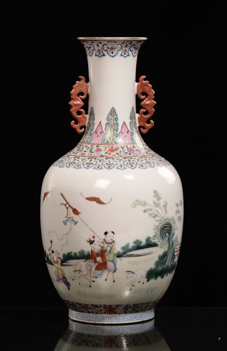 Vaso in Porcellana Policroma Raffigurante Scene di Vita Comune, Cina, Repubblica, XX Secolo