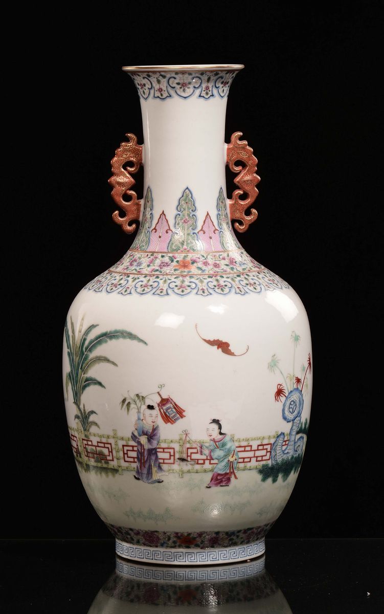Vaso in Porcellana Policroma Raffigurante Scene di Vita Comune, Cina, Repubblica, XX Secolo