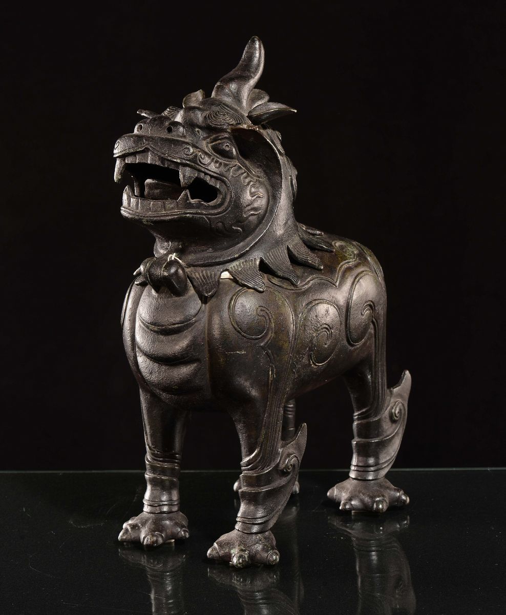Incensiere in Bronzo a Forma Cane di Pho con Scritta Arcaica, Cina, Dinastia Ming, XVII Secolo