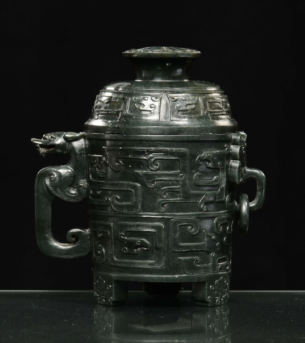 Incensiere con Coperchio in Giada Spinacio con Decori Arcaici, Cina, Dinastia Qing, Inizio XIX Se...