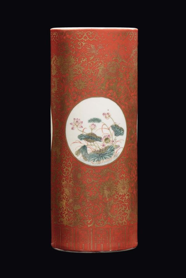 Vaso in porcellana a sfondo arancione con decori floreali e lumeggiature in oro, Cina, Repubblica, XX secolo
