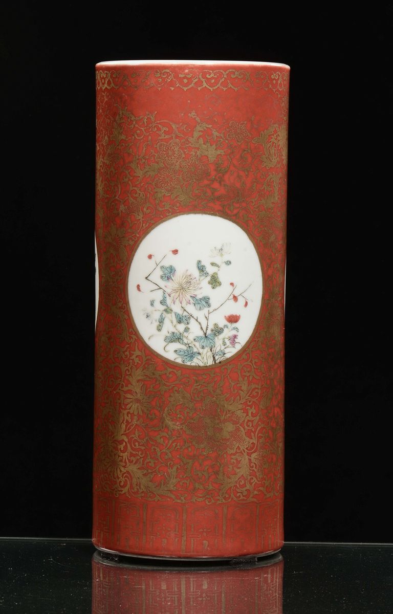 Vaso in Porcellana a Sfondo Arancione con Decori Floreali e Lumeggiature in Oro, Cina, Repubblica...