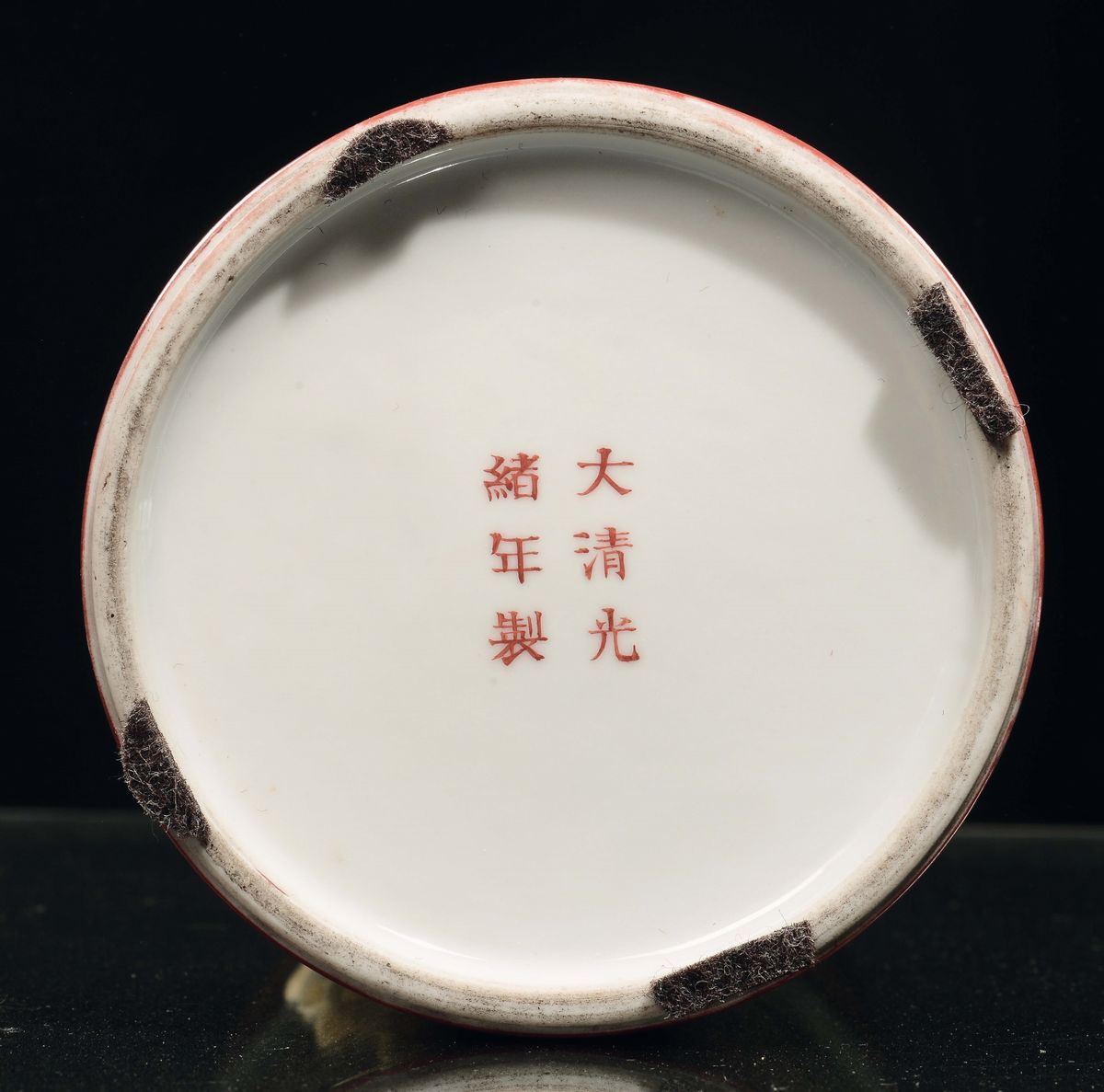 Vaso in Porcellana a Sfondo Arancione con Decori Floreali e Lumeggiature in Oro, Cina, Repubblica...