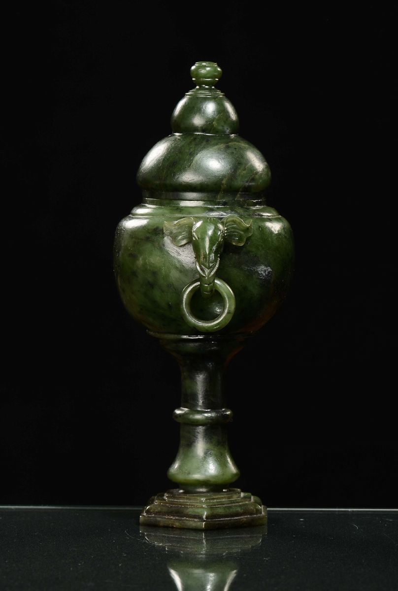 Vaso in Giada Spinacio con Anse a Guisa di Teste di Elefante, Cina, Dinastia Qing, XIX Secolo